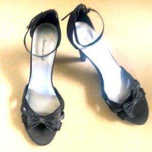 American Eagle | black and silver heels with bow